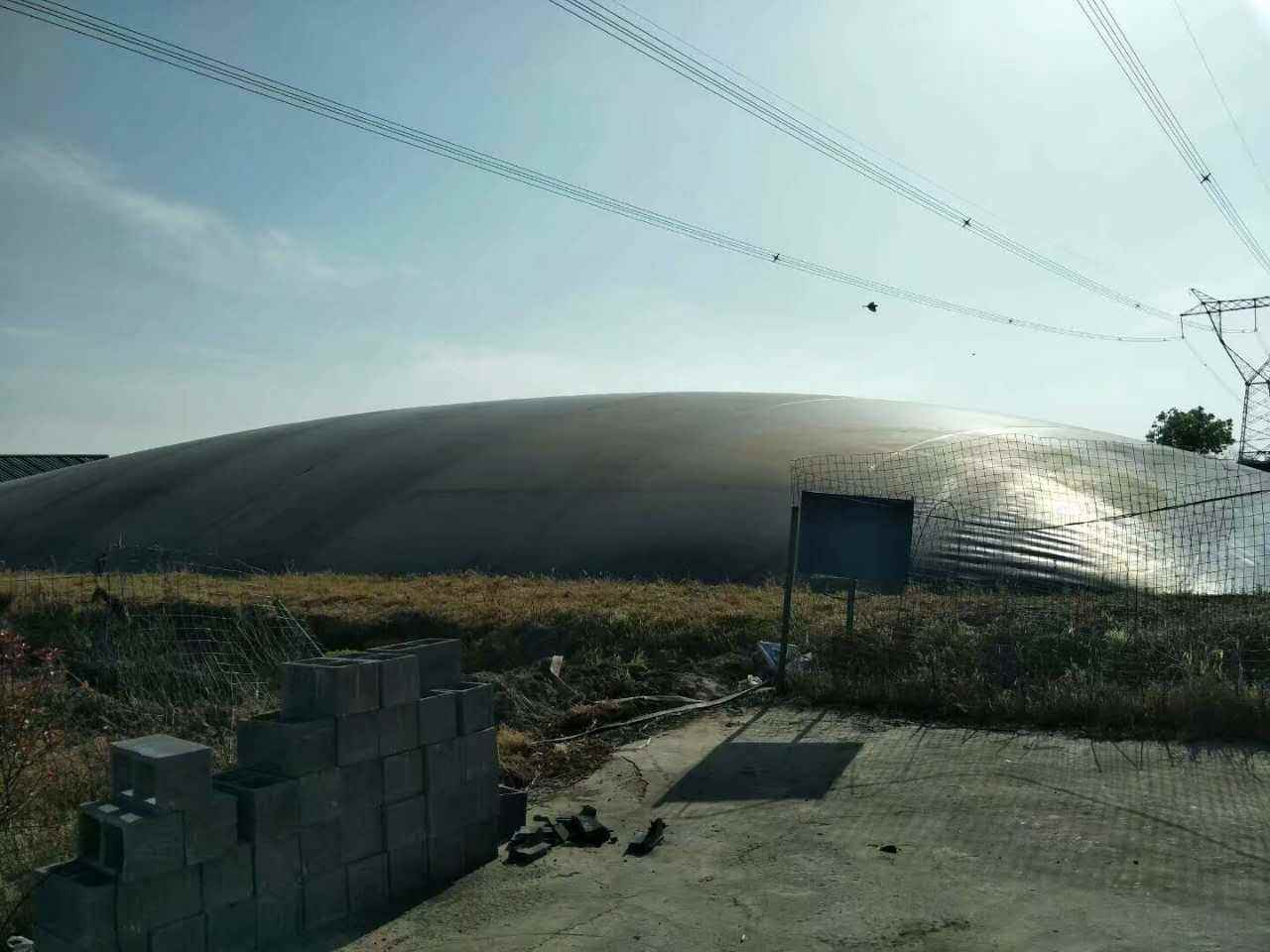 修筑完工的外圍堰鋪設(shè)土工膜表面一定要加寬嗎？